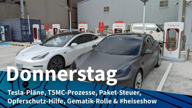 Zwei Tesla-Elektroautos an einem Supercharger in Taiwan