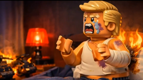 Eine Lego-Verison von Donald Trump im Unterhemd und mit verheultem GEsicht