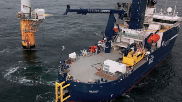 Elektroboot läd an einer Offshore-Ladestation.