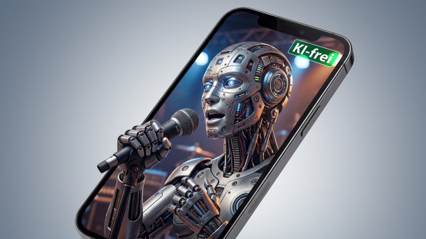 Ein Roboter hält ein Mikrofon vor einem Smartphone-Display mit der Aufschrift "KI-frei".