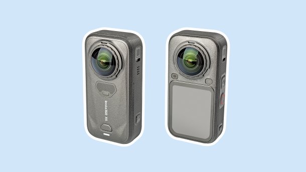 Zwei Insta360 X6 Kameras nebeneinander auf blauem Hintergrund