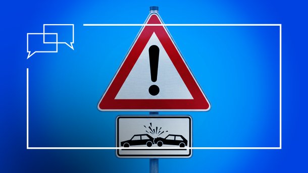 Warnschild mit Ausrufezeichen und einem Schild, das einen Autounfall zeigt.