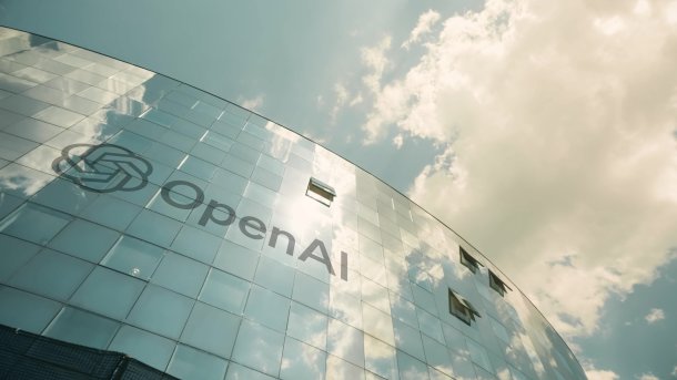 Das Logo von OpenAI an einer Glasfassade