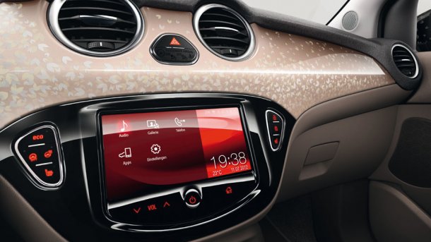 Das IntelliLink-System wirkt wie ein fest verbauter Tablet-PC. Die Bedienung erfolgt direkt per Touchcscreen, über darunter angeordnetet Bedienelemente oder das Lenkrad. Ein Sprachbedienung über Apples "Siri" soll später folgen.