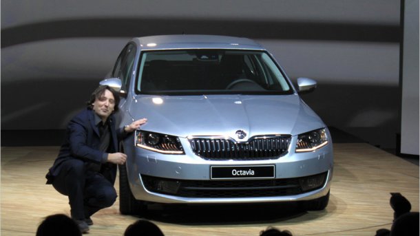 Skoda-Chefdesigner Jozef Kabaň erklärt das Design des neuen Octavia. Die Front ähnelt stark der Vorderansicht des Rapid