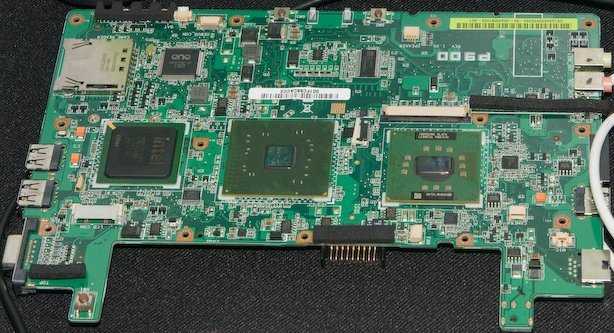 Den Flächenbedarf der Drei großen Chips auf dieser Hauptplatine eines EEPC verglichen ARM und Nvidia mit dem ...