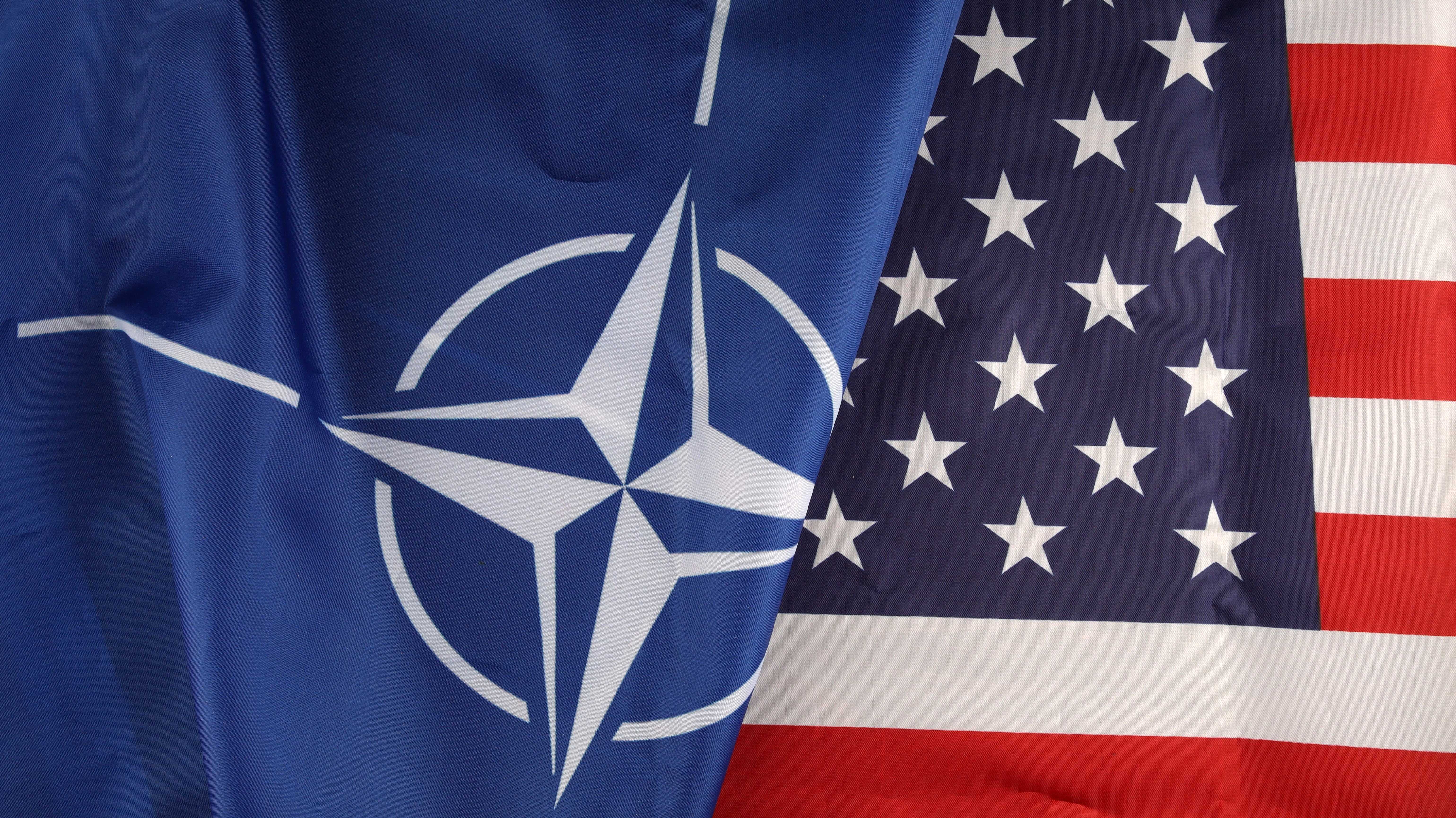 NATO- und US-Flagge