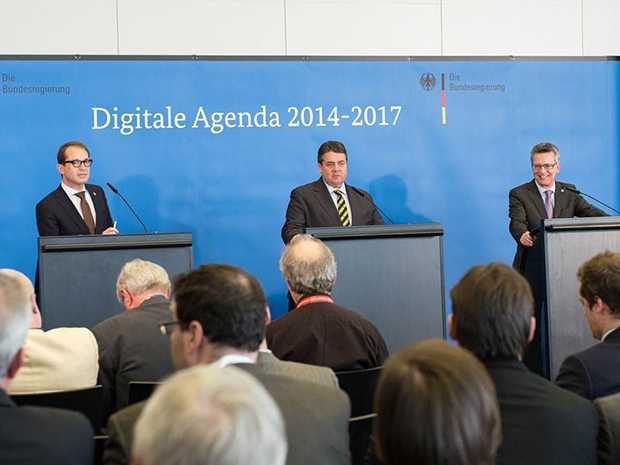 Muss Weiterverwendung öffentlicher Informationen verbessern: Bundeswirtschaftsminister Siegmar Gabriel (Mitte, SPD) mit den Bundesminsitern Dobrindt (Links, CSU) und de Maizière(CDU) auf der CeBIT 2014.