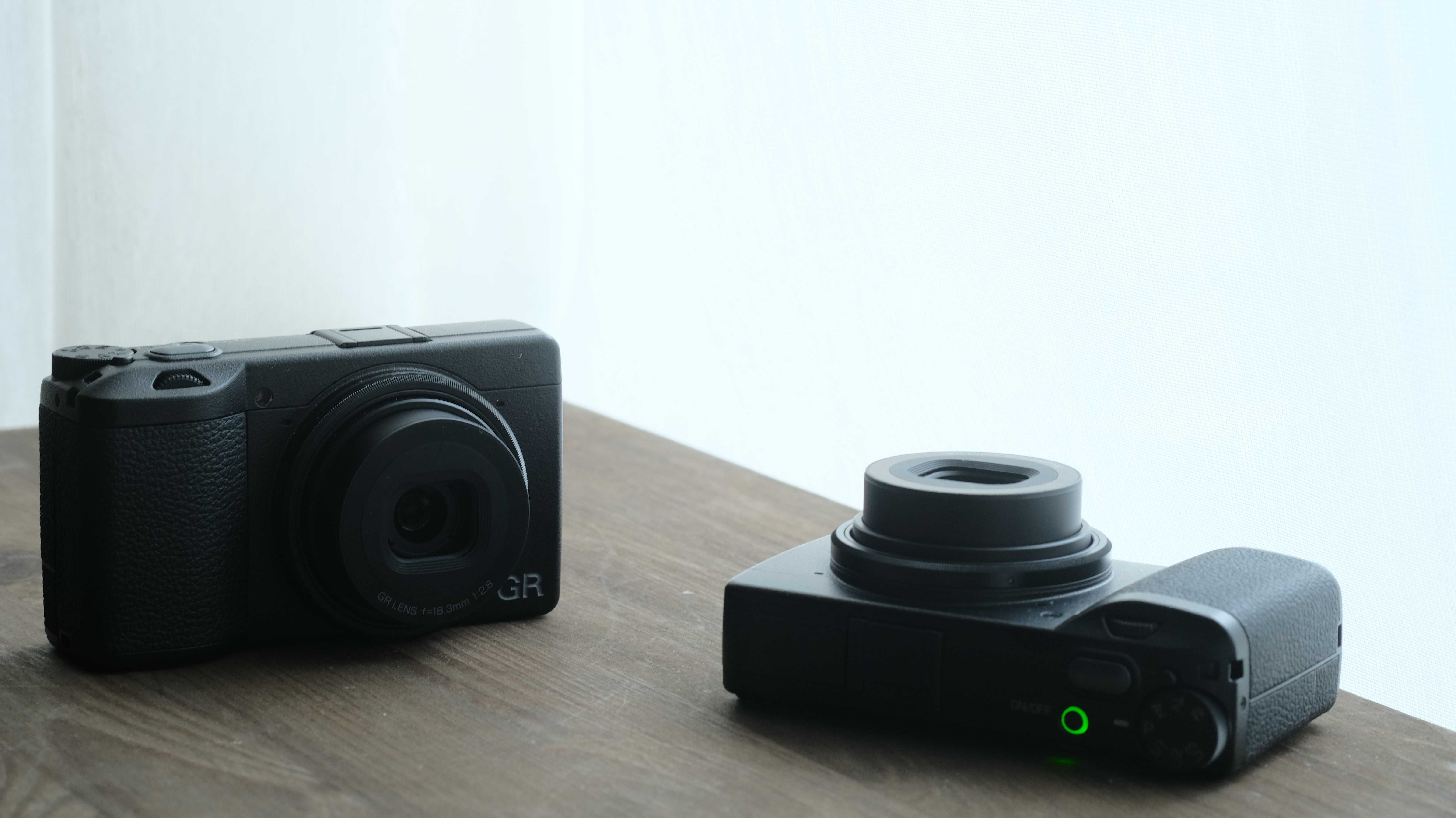  GR-III-Kameras auf Tisch