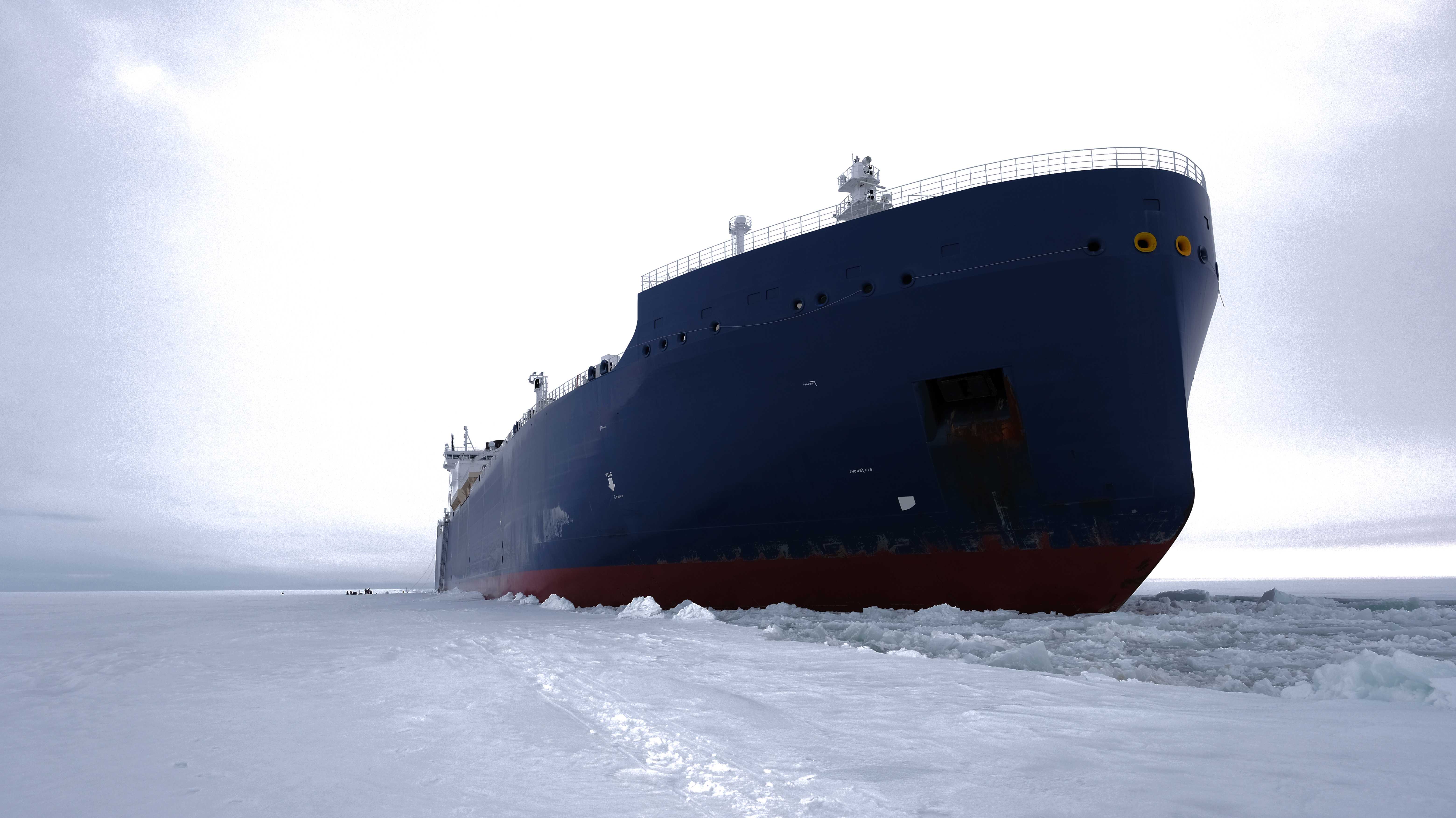 LNG-Tanker navigiert durch arktisches Eis für Arctic LNG 2 Projekt