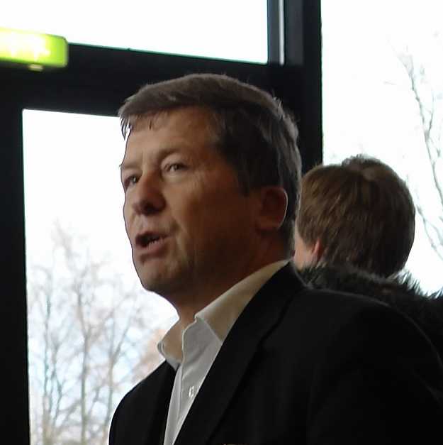 Eine Person im Anzug