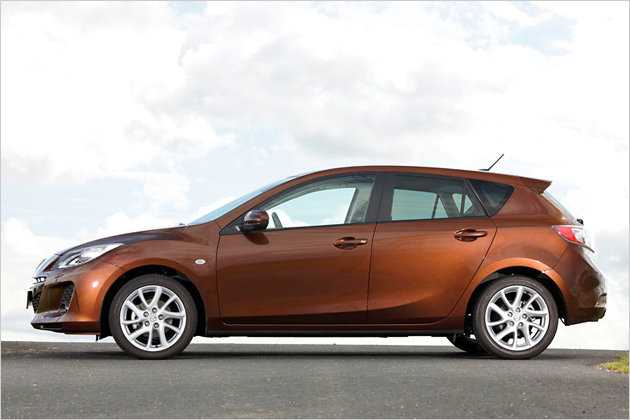 An den neuen 17-Zoll-Leichtmetallfelgen im Turbinendesign ist der facegeliftete Mazda 3 noch am einfachsten zu erkennen.