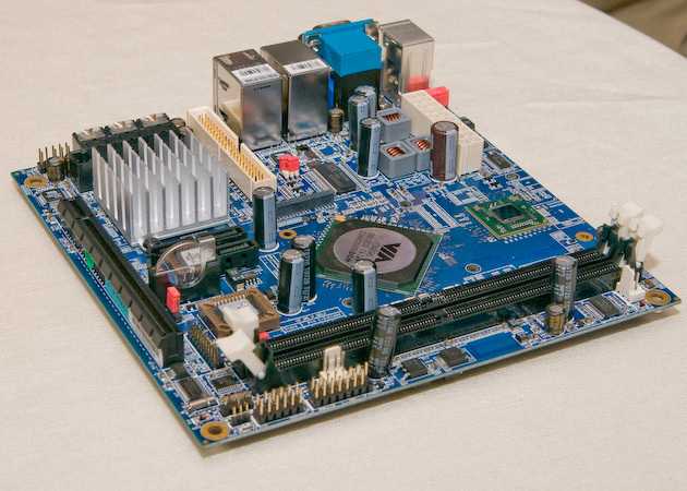 Mini-ITX-2.0-Mainboards haben an Stelle des bisher üblichen PCI- eine PCIe-x16-Steckplatz.