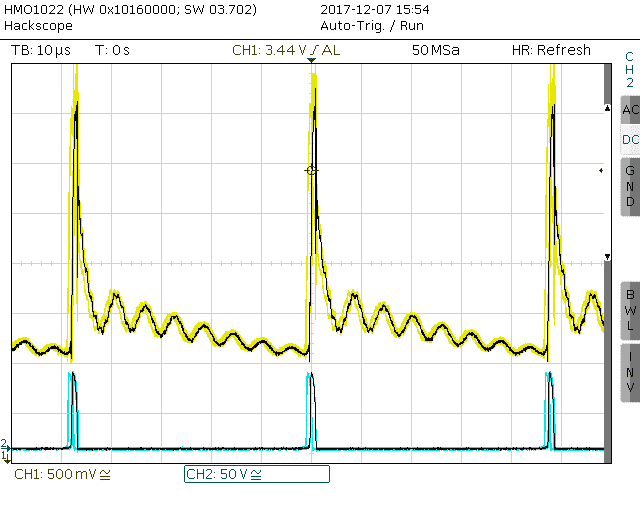 Am Sperrwandler gemessene Dignalpegel. Punkt A im Schaltplan: gelbe Linie/Kanal 1. Punkt B: blaue Linie/Kanal 2. Man beachte die unterschiedlichen Maßstäbe für die Spannung.