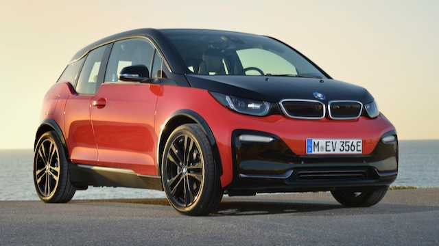 Roter BMW i3 am Meer