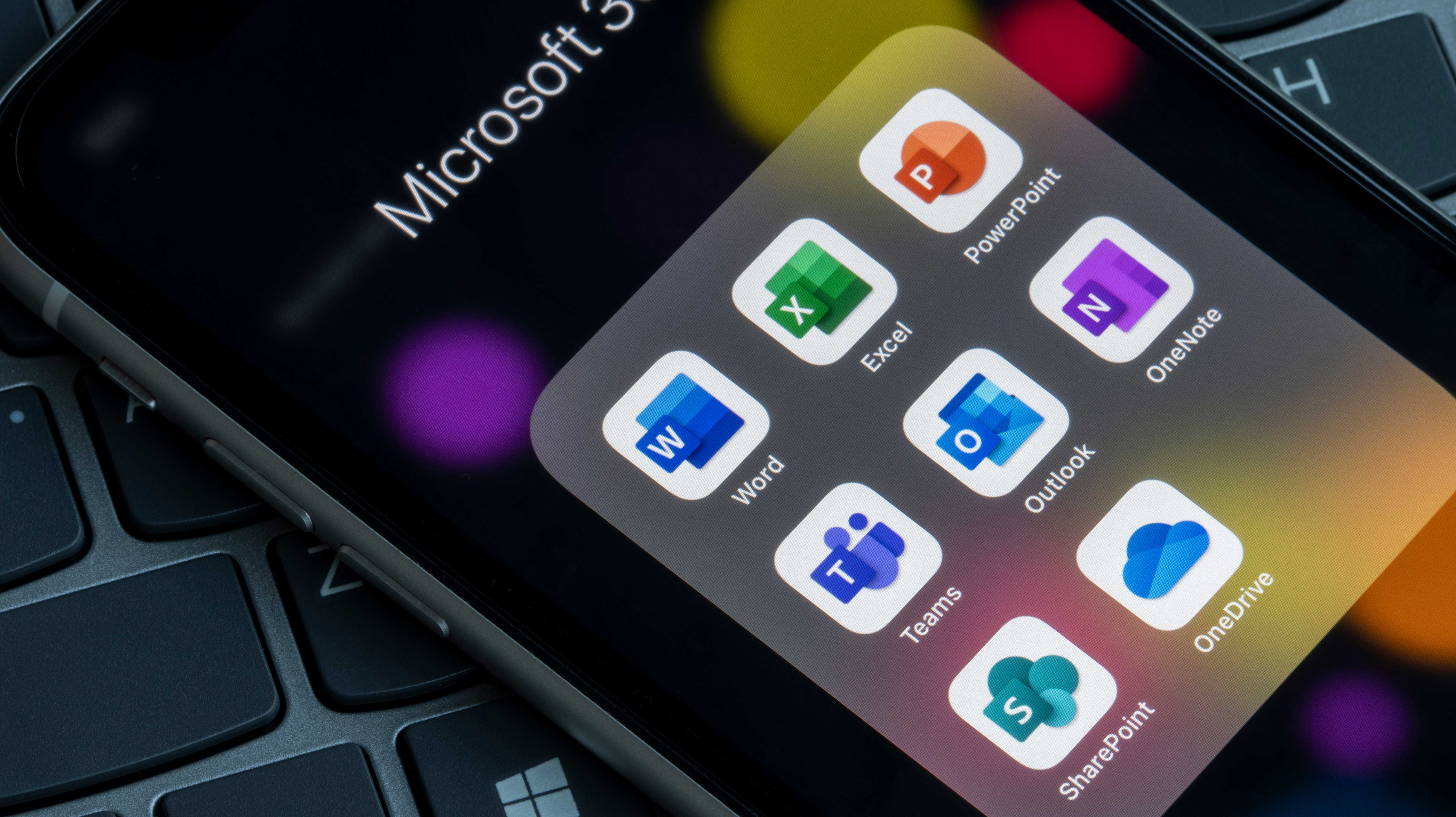 Handy zeigt "Microsoft 365" und Icons für Word, Excel, Powerpoint, Teams, Outlook, Onenote, Sharepoint und Onedrive