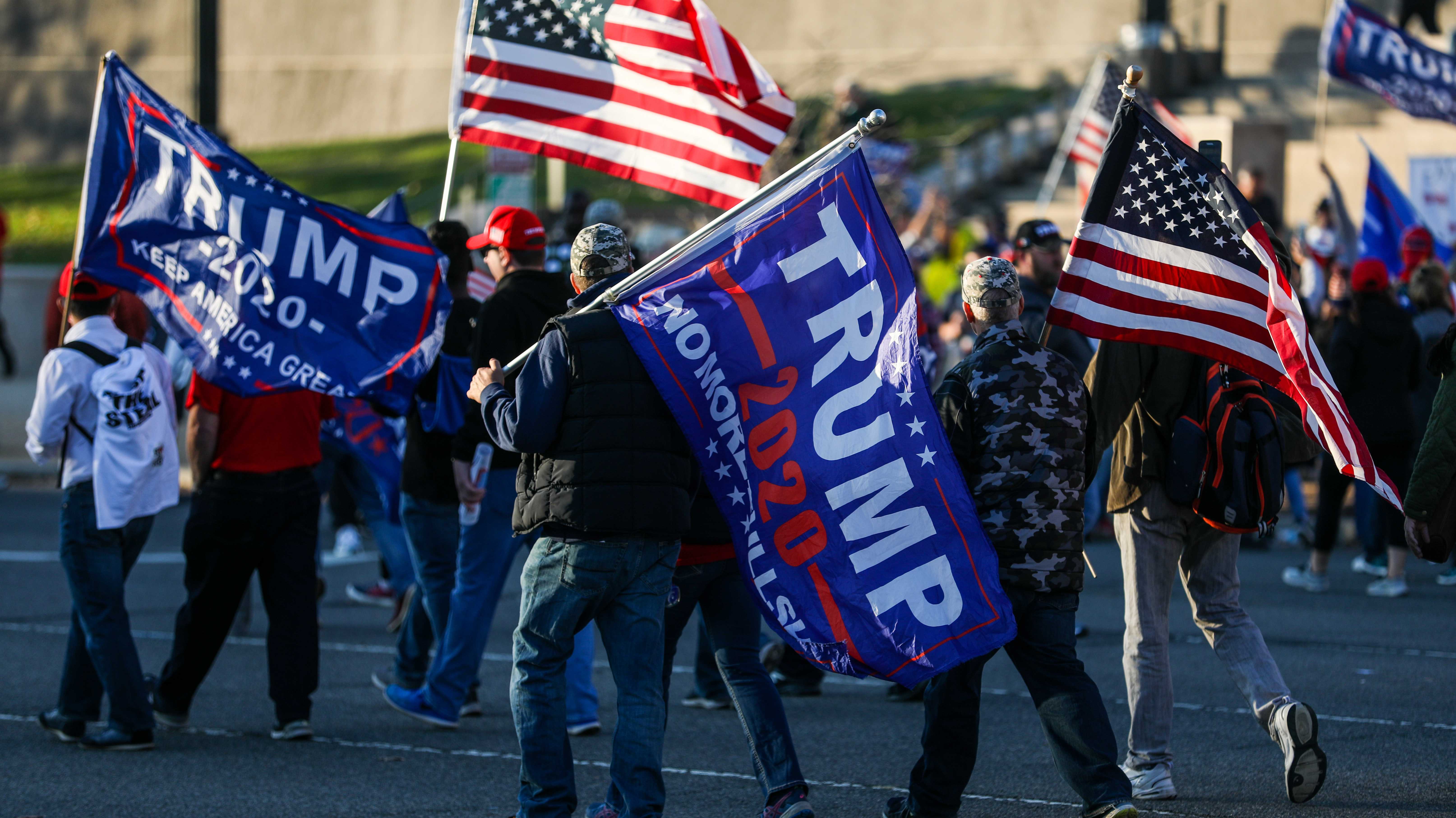 Anhänger von Donald Trump mit US-Fahnen