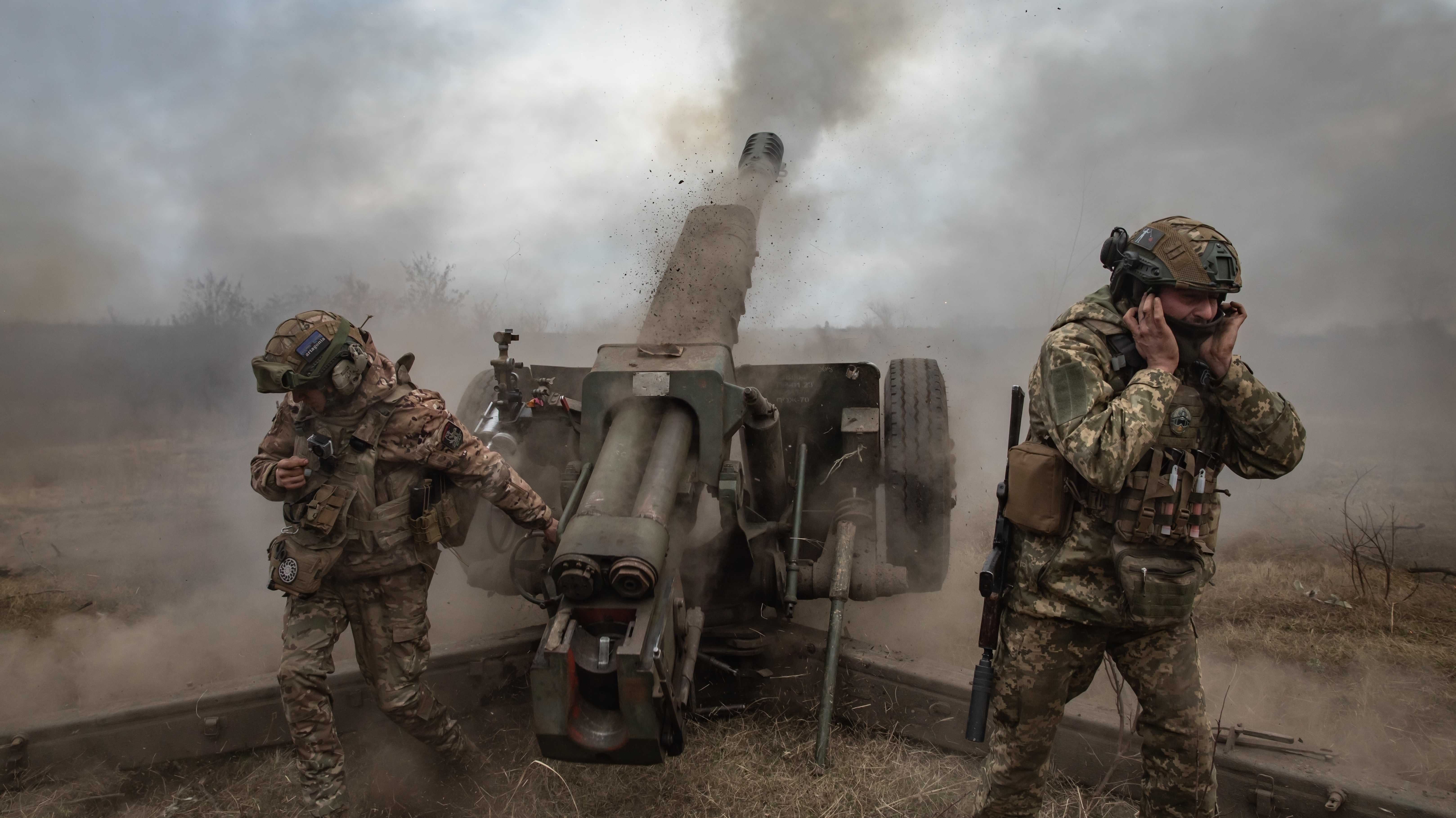 Ukrainische Streitkräfte an einer Haubitze in der Nähe von Bachmut im Osten der Ukraine, 2023