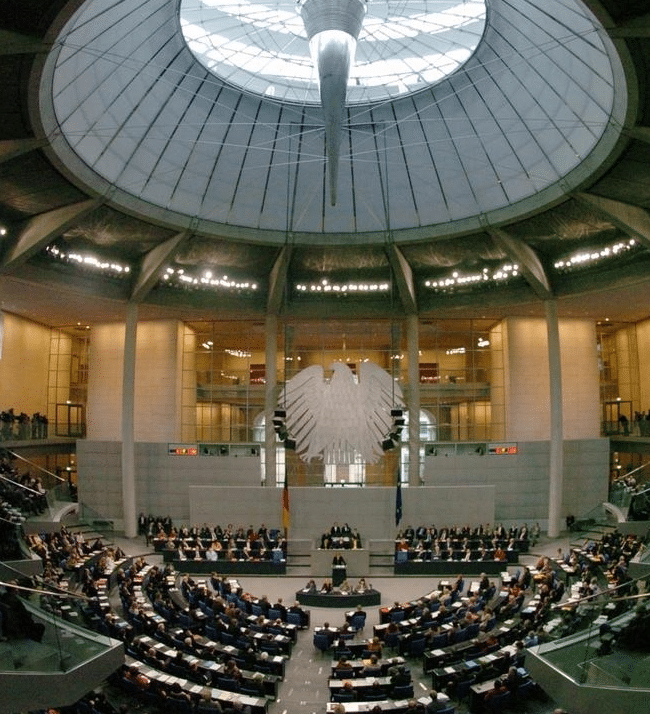 Der Plenarsaal, Tagungsort des Bundestags im Reichtstagsgebäude in Berlin