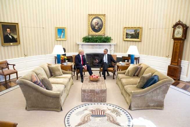 Trump und Obama sitzen auf Couch im Oval Office