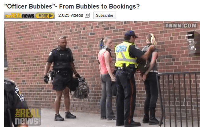 Aus dem Bubbles-Video: Nach dem &quot;Seifenblasen-Vorfall&quot; wird die Demonstrantin dann doch noch festgenommen