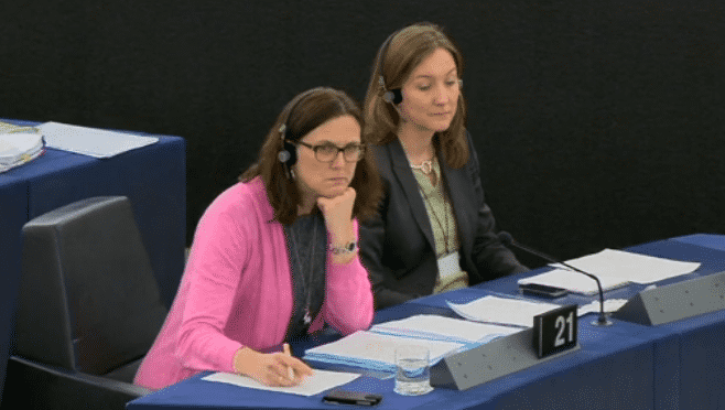 EU-Innenkommissarin Cecilia Malmström (links) verkündete, dass das Vertragsverletzungs-Verfahren gegen Deutschland wegen Nicht-Umsetzung der Richtlinie zur Vorratsdaten-Speicherung nunmehr eingestellt wird.