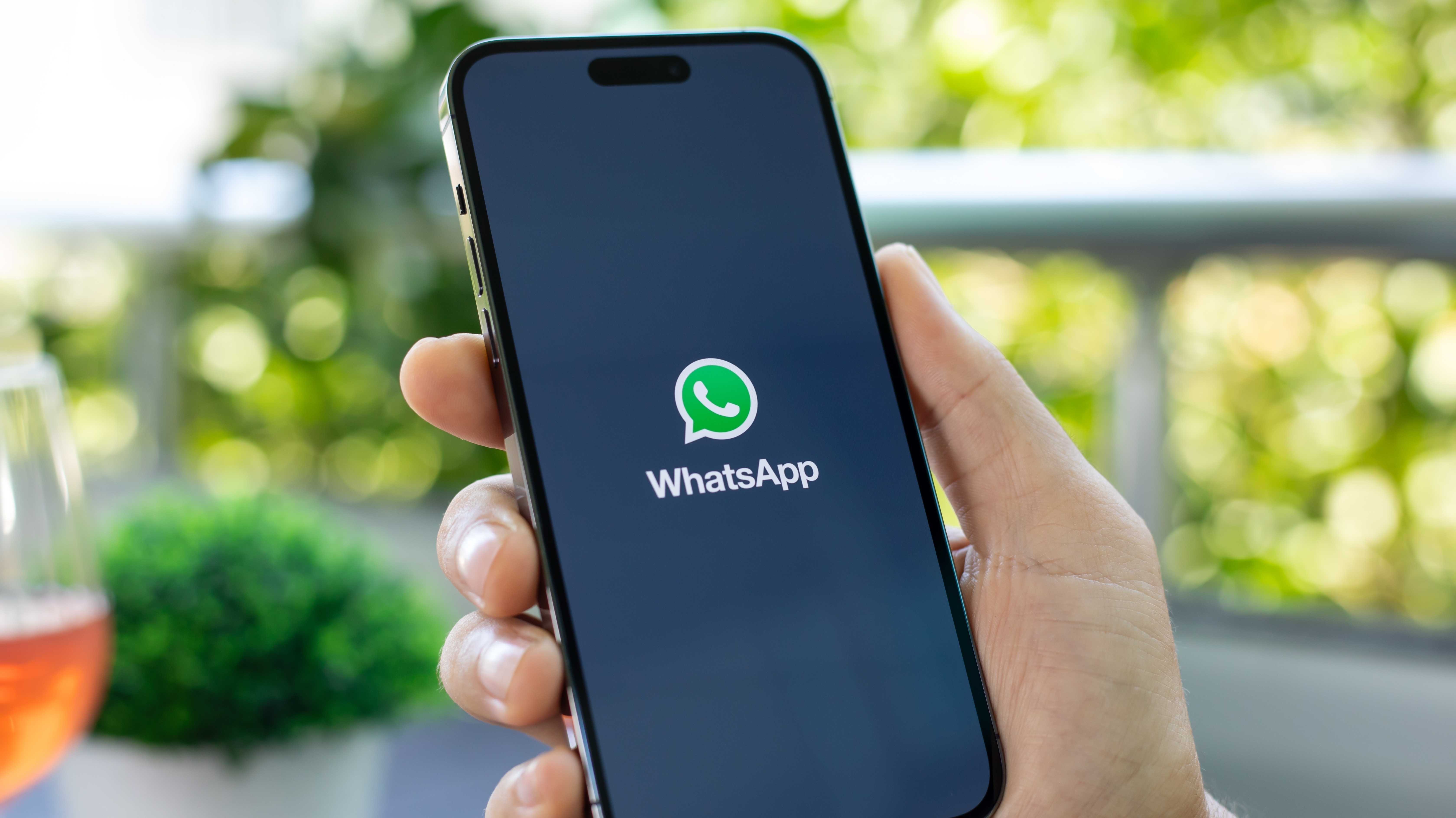 Ein Handy auf dem WhatsApp steht