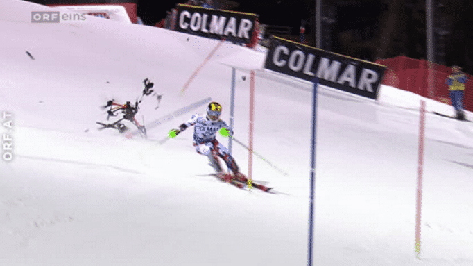 Kameradrohne stürzt auf Ski-Piste