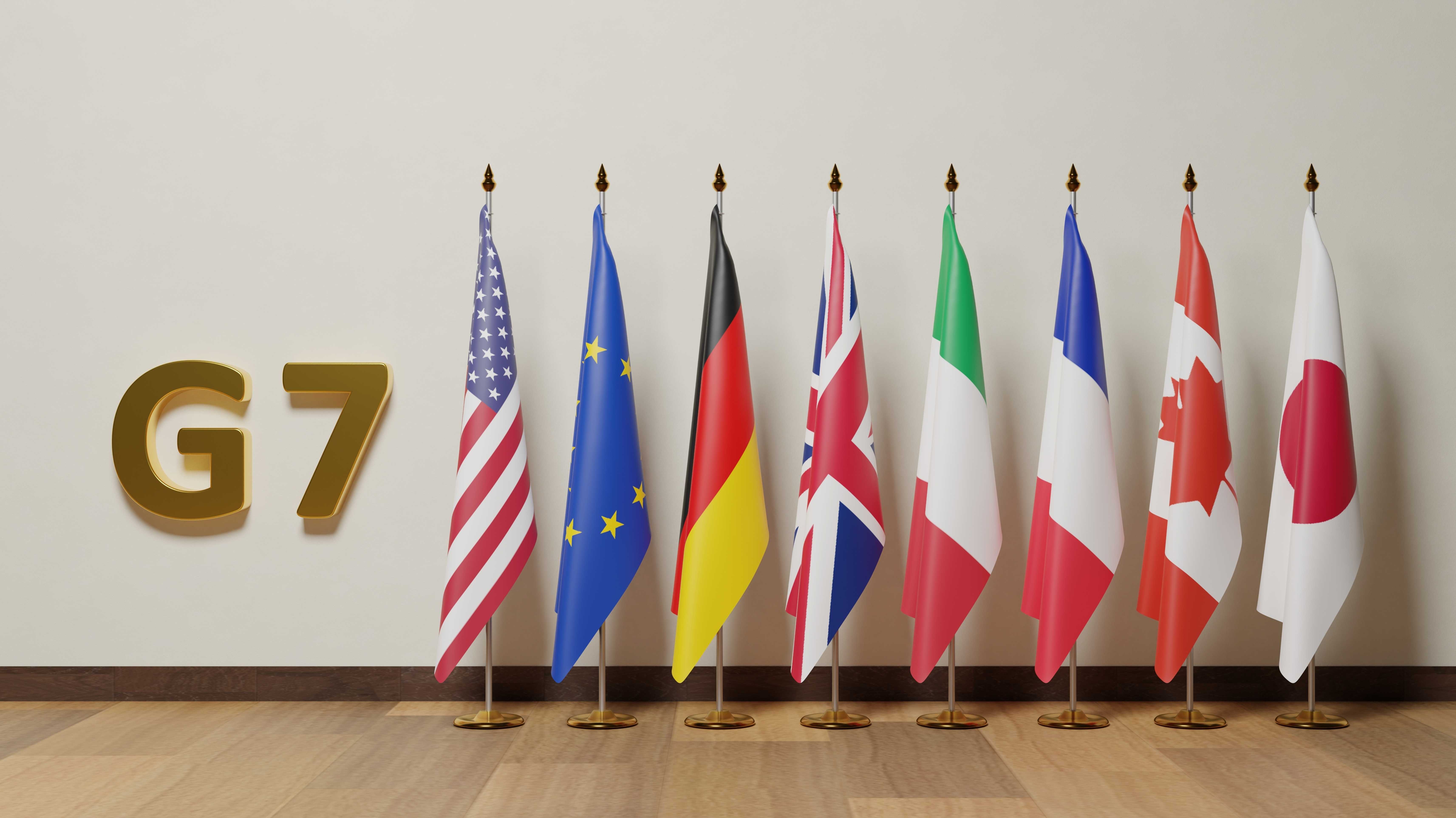 G7-Fahnen in einer Reihe