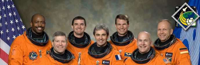 Die siebenköpfige Crew der Atlantis, rechts der deutsche Astronaut Hans Schlegel
