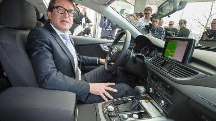 Bundesverkehrsminister Alexander Dobrindt im Auto