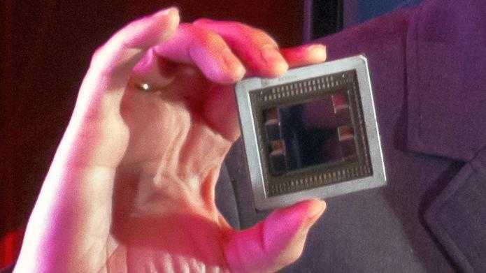 Hand der AMD-Chefin Lisa Su samt Fiji-GPU mit vier HBM1-Stacks.