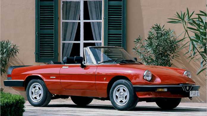 Die dritte Generation des Alfa Romeo Spider (ab Baujahr 1983, Erkennungzeichen: die Gummilippe am Heck) ist nun offiziell Oldtimer.