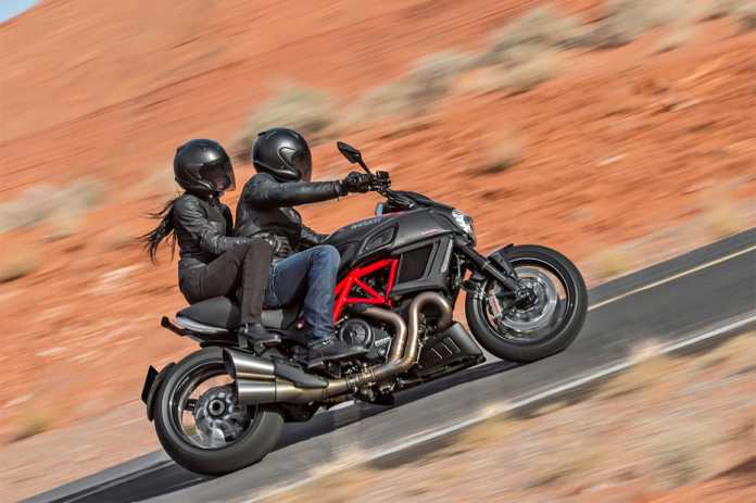 Ducati Diavel Carbon: Massives Zweirad-Spielzeug