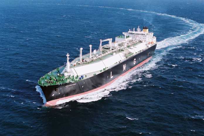 Ein Erdgastankschiff. Shells Aktivitäten auf dem Erdgassektor könnten beim Henne-Ei-Problem der LNG-Infrastruktur für den Güterverkehr helfen.