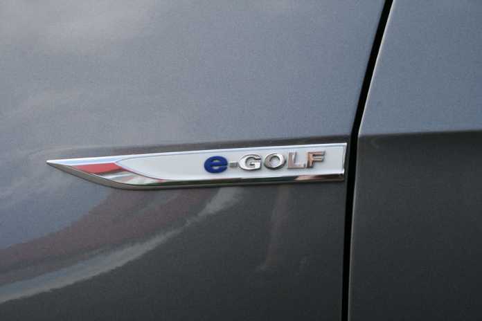 Die Schriftzüge rundum kennzeichnen den e-Golf als Batterie-elektrisches Auto. Nach dem e-Up ist er das zweite Fahrzeug dieser Antriebsart bei Volkswagen. Der Plug-In-Hybrid im Golf bekommt das Kürzel GTE.
