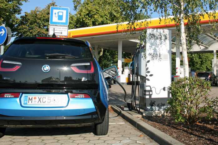 Kretschmann: blaue Plakette statt Verbot von Autos mit fossilem Kraftstoff ab 2030