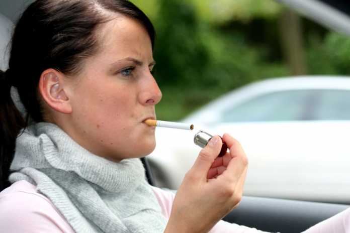 Kinderschutz: Experten fordern Rauchverbot im Auto