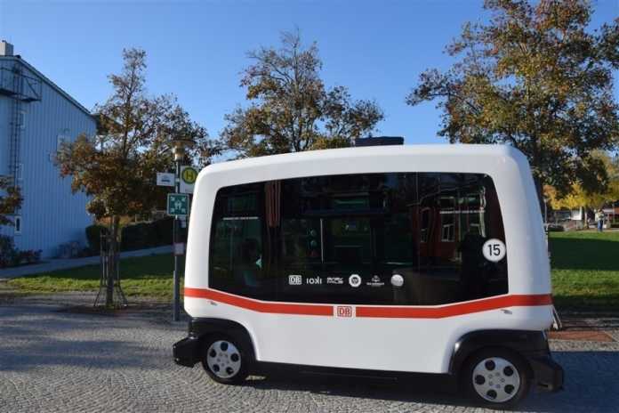 Bus der Deutschen Bahn fährt 700 Meter autonom
