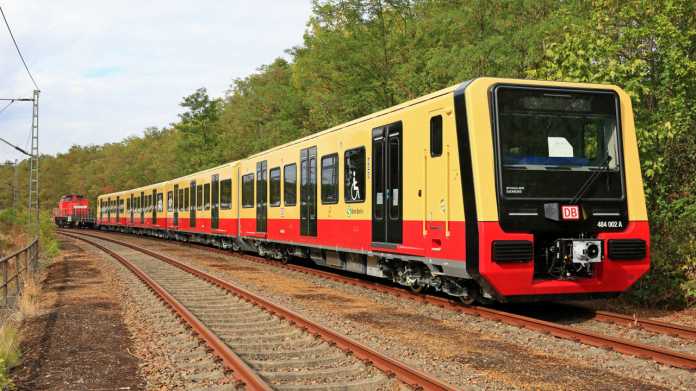 S-Bahn Halbzug des Konsortiums Stadler/Siemens für die S-Bahn Berlin - Baureihe ET 484