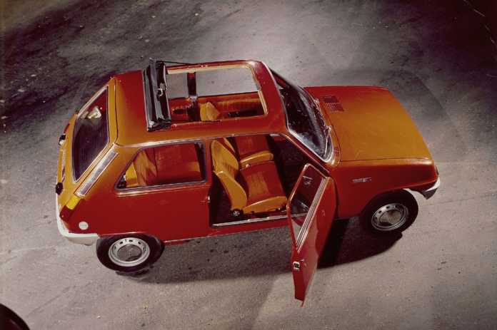 Renault 5, erste Generation, 1972-1984. Ein Modell der ersten Serie noch ohne Seitenbeplankung, dafür mit Stoffdach