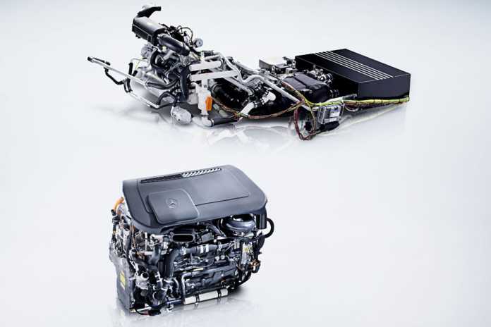 Der Antriebsstrang der Mercedes-Benz B-Klasse F-Cell (oben) im Vergleich zum aktuellen Entwicklungsstadium (unten). Das zukünftige Brennstoffzellensystem soll im Motorraum eines gängigen Fahrzeugs Platz finden.