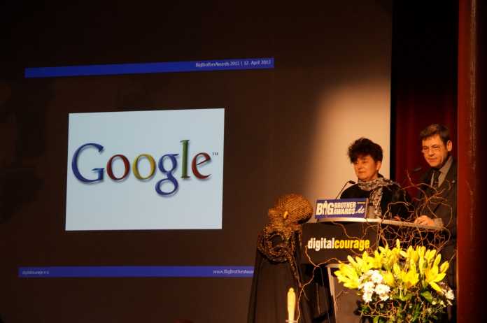 Rena Tangens und padeluun halten die Laudatio bei der Verleihung des Big Brother Award für Google