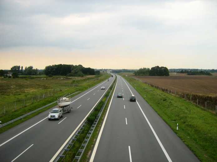 Die Bundesautobahn A20 bei Klempenow (Landkreis Demmin, Mecklenburg-Vorpommern)