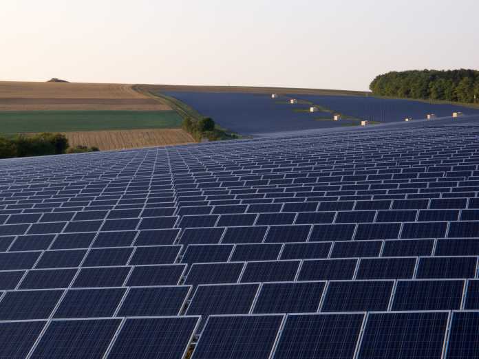 Es herscht schon lange nicht mehr eitel Sonnenschein über der deutschen Solarbranche (Photovoltaik-Anlage in Thüngen/Bayern) Foto: OhWeh, Lizenz Creative Commons CC BY-SA 2.5