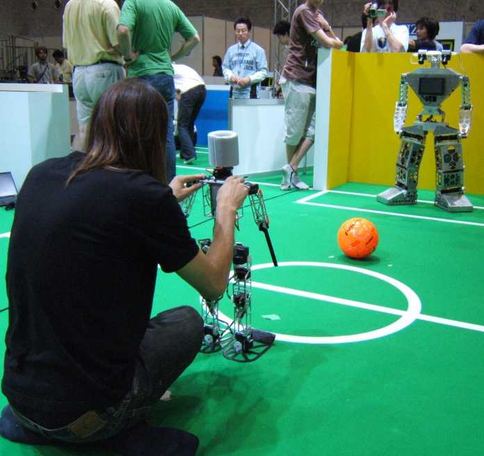 Der Roboter des Teams Nimbro vor dem Strafstoß