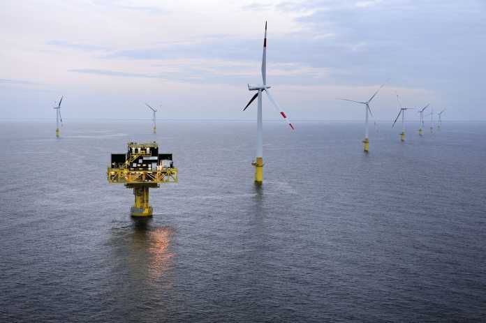 Windräder und Umspannplattform des ersten Windparks in der Ostsee EnBW Baltic 1