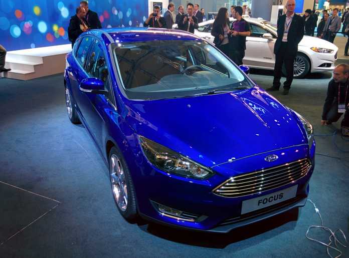 Der neue Ford Focus unterstützt den Fahrer mit Abstandswarnungen und intelligenter Parkhilfe.