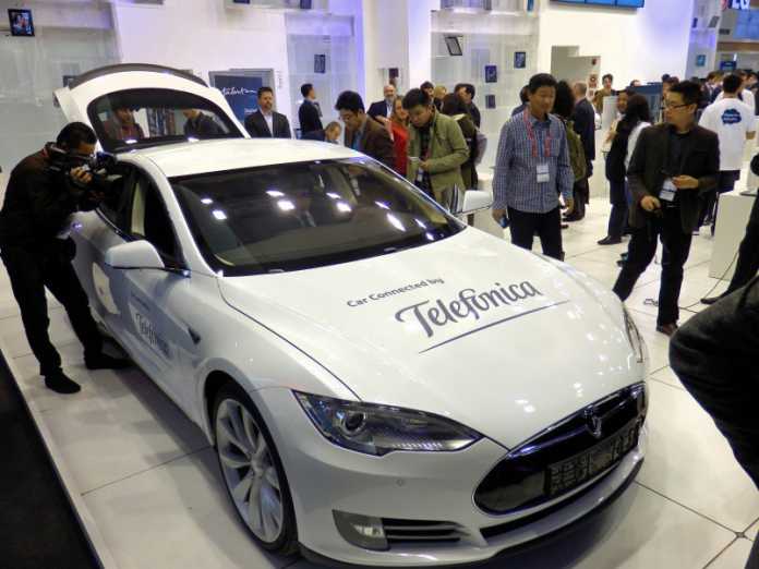 &quot;Connected Cars&quot; wie dieser Tesla S waren bei vielen Ausstellern zu sehen.