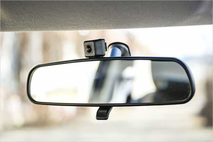 Suzuki-Aprilscherz mit Selfie-Kamera über dem Rückspiegel